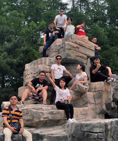 云山疊翠，火爆家人合影留念